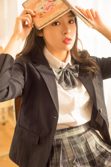 女孩把筷子放屁里